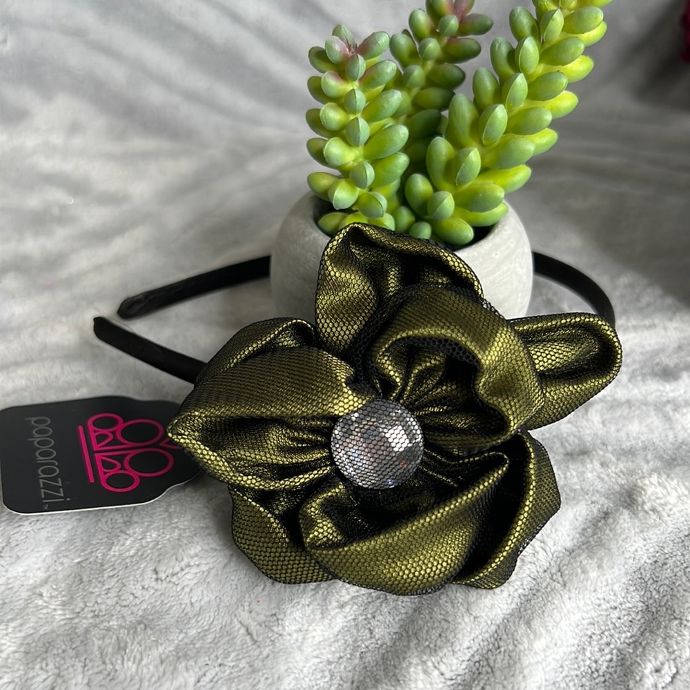 NWT Flower Headband